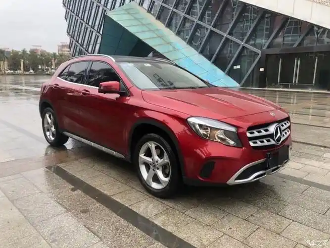 奔驰gla200,红色非常吸引眼球,很骚气!
