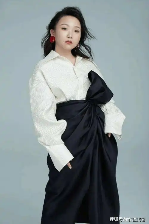 辣目洋子气质很独特,162身高走t台却有超模气场,眼神太到位了_色彩_同