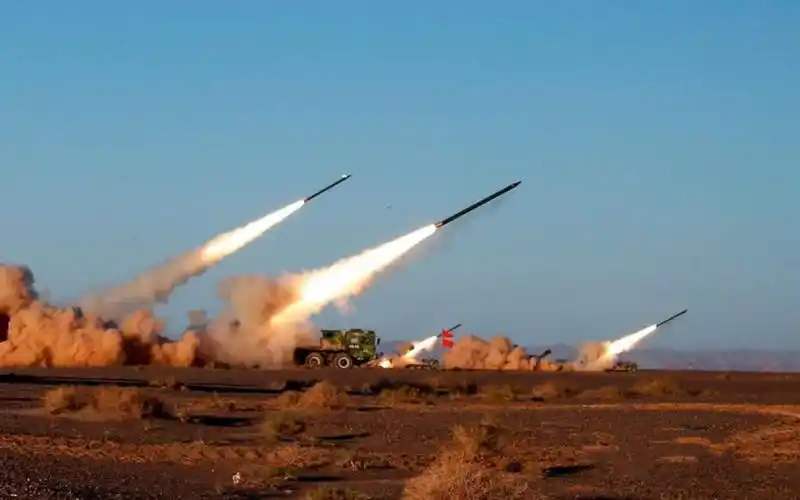 中国火箭炮38秒一轮齐射,精确覆盖400公里,网友:确定不是导弹?