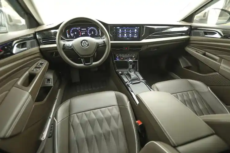 精炼的实用试驾上汽大众帕萨特2020款改款330tsi豪华型俞昆炫车