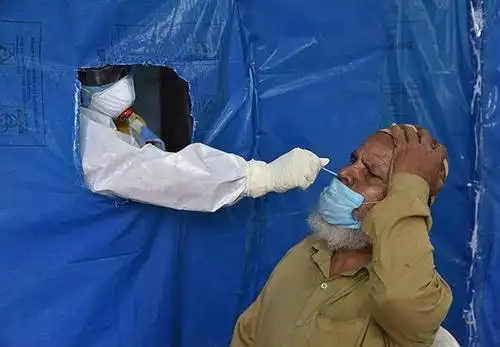 8月22日,医务人员在印度海得拉巴为居民做新冠病毒检测采样.新华社