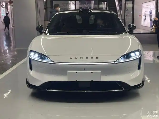 华为轿车三天后上市充电5分钟补能200km预售258万起