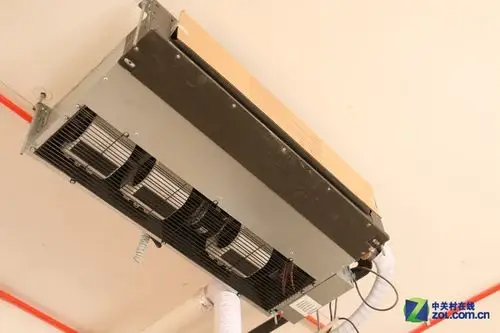 上图中央空调回风口的实际模样,内机包含出风与回风两个功能.