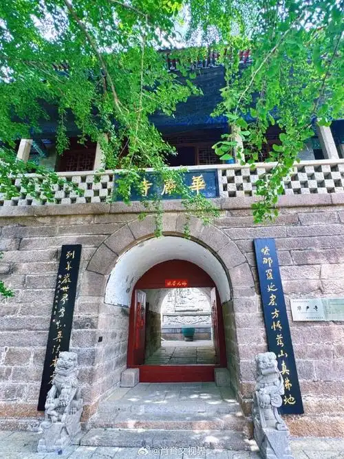 青岛崂山华严寺,庄严肃穆地依山而建,红墙灰瓦间承载着岁月深情.