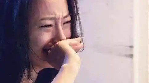 婚后婆婆掌管我的工资卡,母亲生病我要回卡,看到余额我捂嘴痛哭