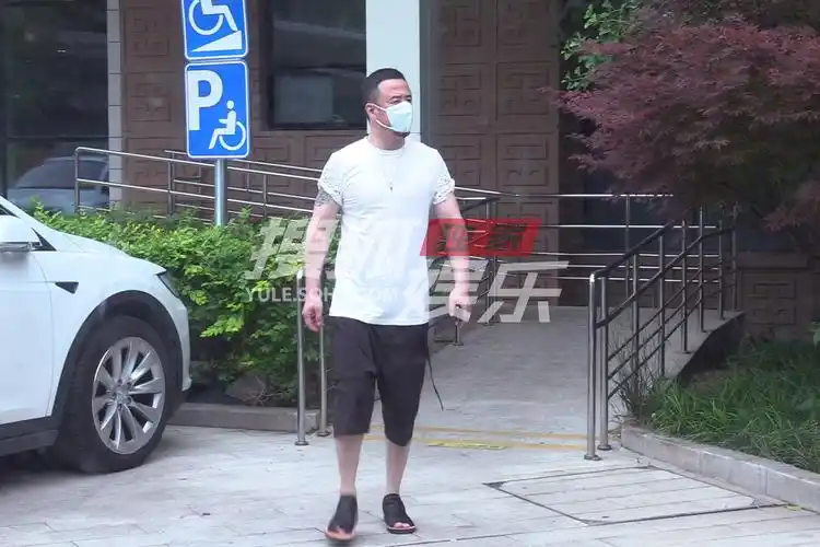 独家:杨坤现身医院!肌肉健硕身材抢镜