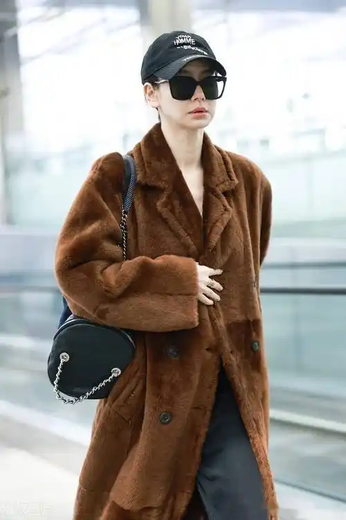 街拍:戚薇棕色皮草毛绒外套 棒球帽 阔腿裤时尚复古_北京_时装周_行程