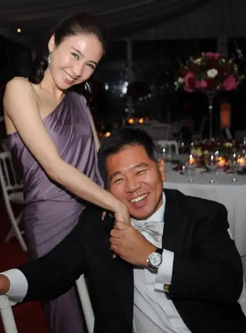 黎姿晒照庆结婚15周年,依偎在老公怀里撒娇,与马廷强夫妻相超足