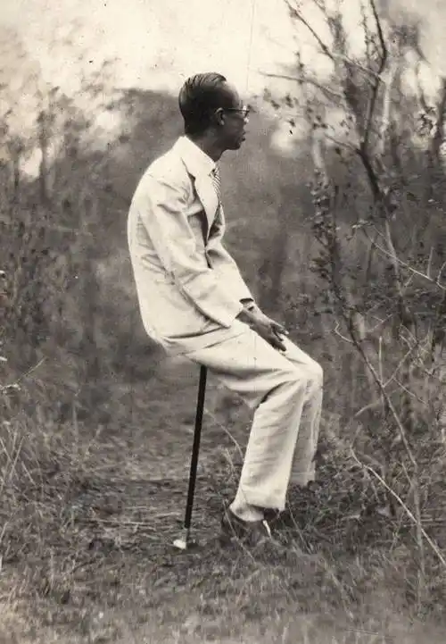 末代皇帝溥仪老照片:年轻时真帅气,尽显帝王气质,皇后婉容也很漂亮