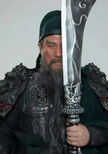 《三国演义》拍摄期间,角色"关羽"因回家探亲,差点被导演换掉