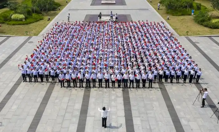 建党百年之际光荣入党的新党员表示热烈祝贺,向全市广大党员致以节日