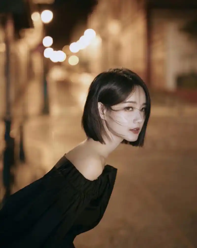 靓丽清纯的#李一桐# 一袭黑色抹胸溜肩短裙,齐肩短发,甜美容颜,肤如凝