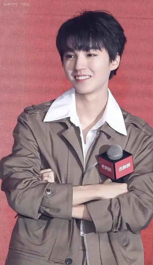 王俊凯和女经纪人的绯闻该适可而止了!经纪人和男朋友恋爱被拍!