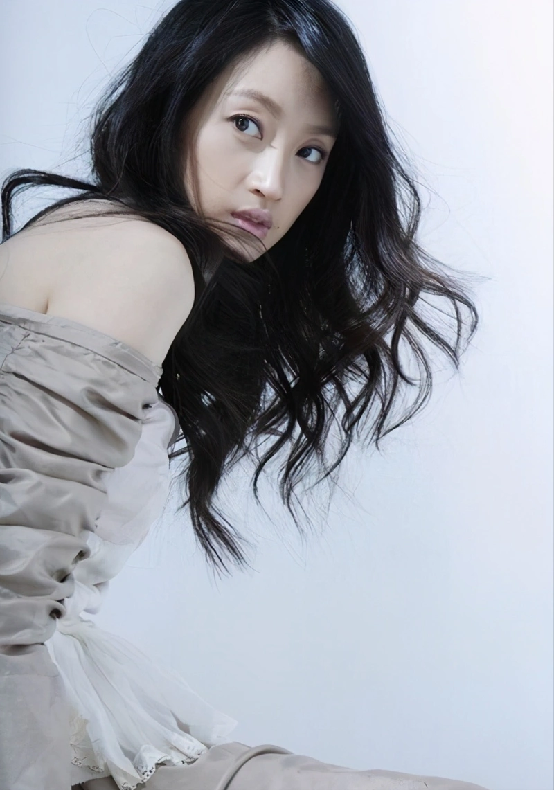 朱亚文老婆沈佳妮罕见走机场,绒外套瘦成纸片人,紧身裤秀电线腿