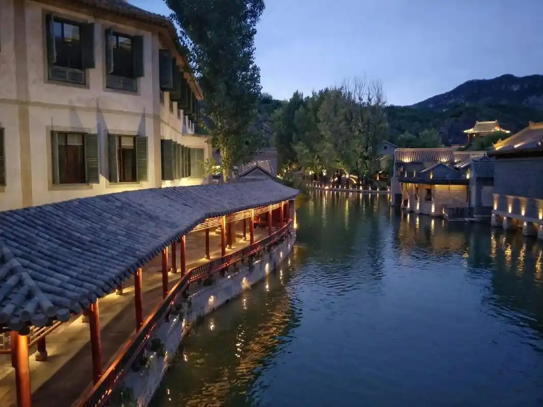 古北水镇位于密云东北侧,是一处在古村的基础上改 - 抖音