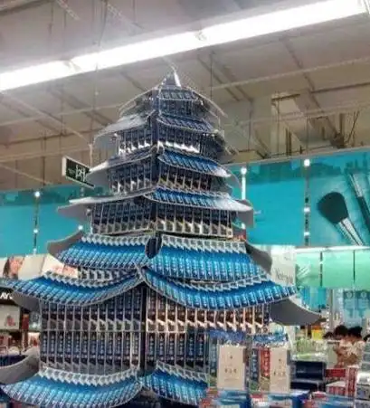 超市大妈真是太厉害啊用牙膏摆放的亭子真是神作啊