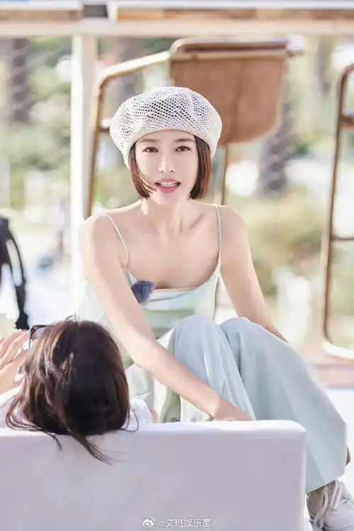 原来女明星睡觉也踢被子,以后妈妈说我睡觉踢被子我可拉秦岚垫背了啊