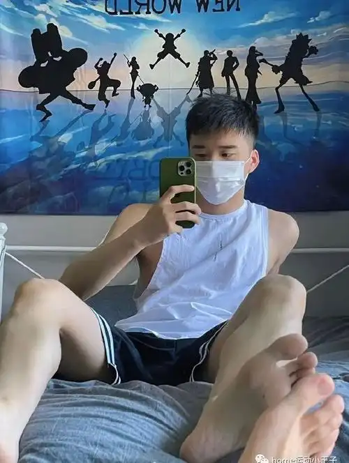 为啥帅哥要戴口罩自拍这么帅不应该露出来大家一起欣赏吗