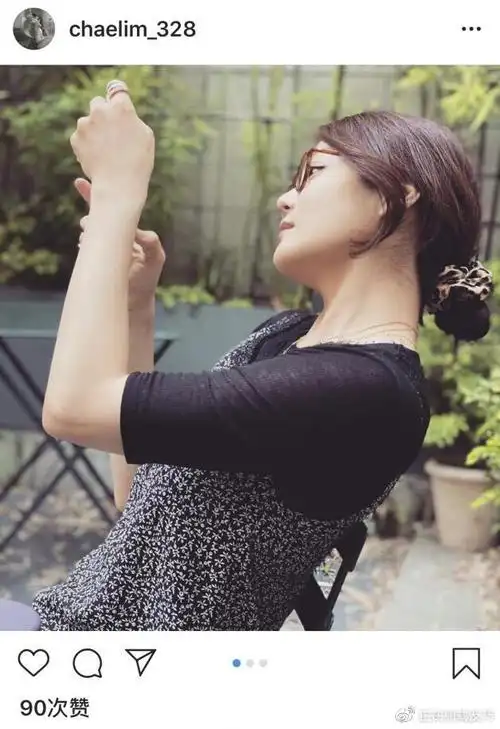 6月16日一大早,蔡琳在ins上分享了一组美照,夏日的早晨,微风轻轻吹着