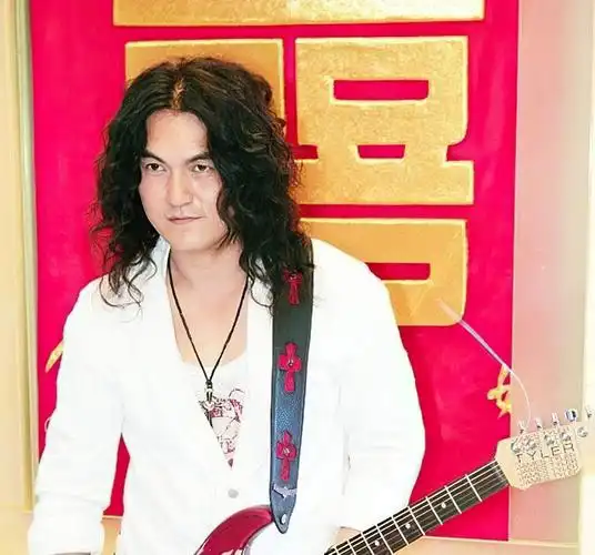 边走路边晃头发的那个男人(男人光脚走路的好处)