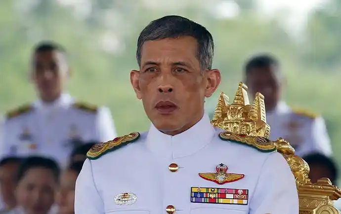 泰国国王公开纳贵妃