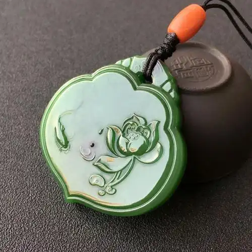 天然和田玉碧玉莲花吊坠