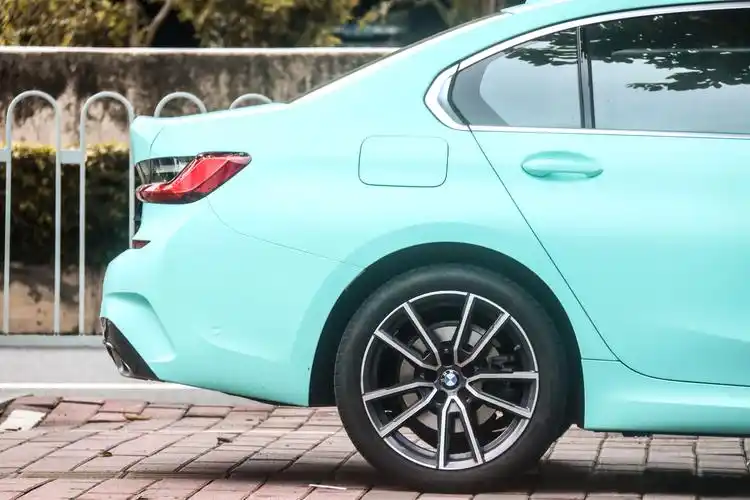 今天分享的案例是一台宝马3系,改色施工的是ravi(拉维)的消光tiffany.