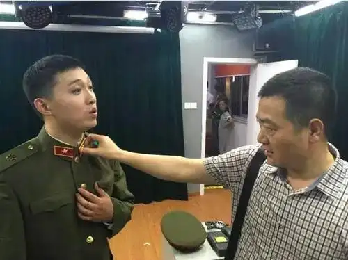 【现役军人海军少将郎师长在幕后和耿魁谈:军人军容军纪】