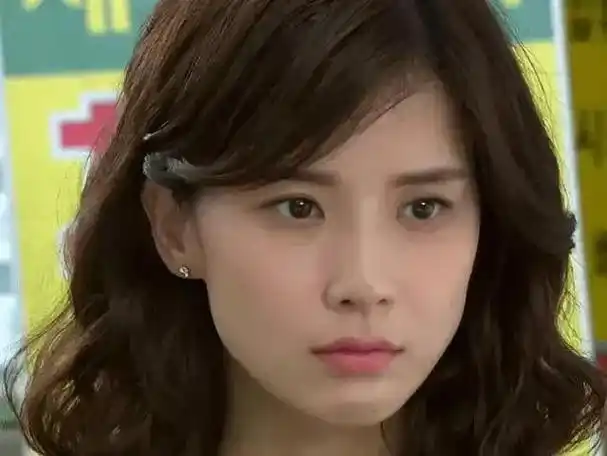 李宝英近两年则出演了《花样年华·生如夏花》,《mine》等作品.