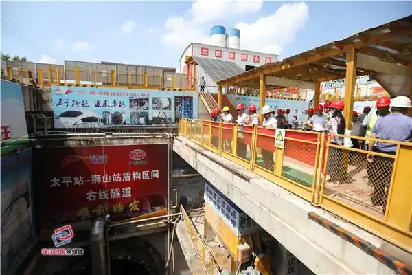 南海区委常委,常务副区长蔡汉全检查地铁三号线狮山站安全生产工作.