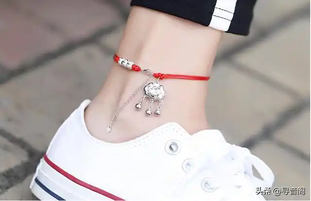 女生脚踝系个红绳的意义(女孩脚踝上系红绳仅是服饰而已)(1)