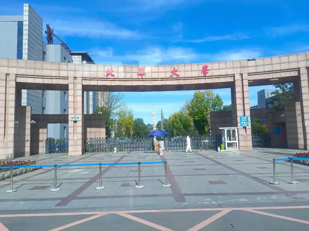 北华大学"总要在校园里吹一吹晚风吧,看落日弥漫的橘洒满校园 - 抖音