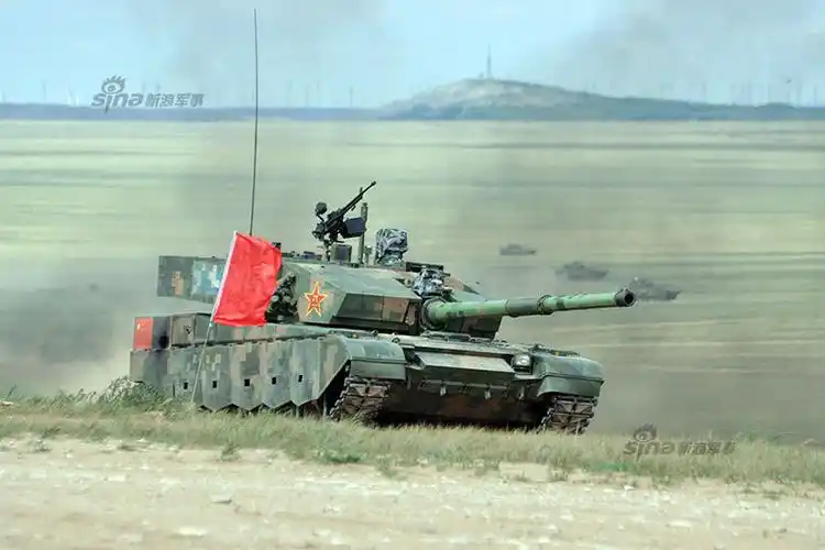 我军米17飞临演习场