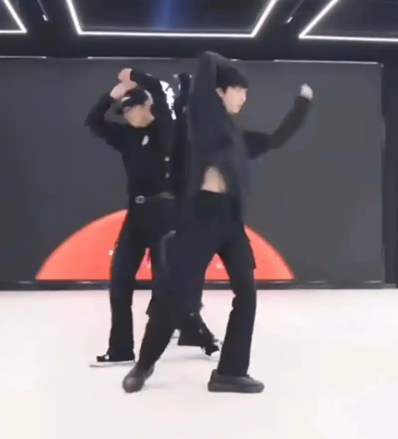 马嘉茄#腹肌#练习室#抓拍 你绝对没有见过的马嘉祺腹肌94 - 抖音