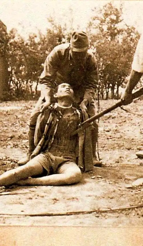 日军士兵用刺刀刺杀一名被俘的中国士兵.