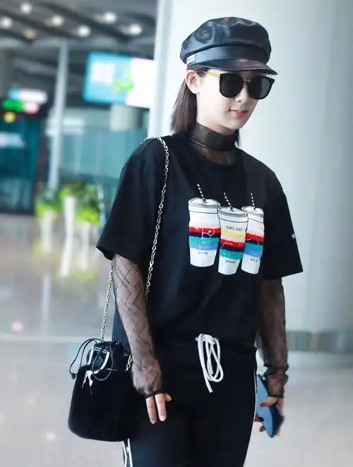 杨紫机场街拍,一身黑色酷感十足_高清图集_新浪网