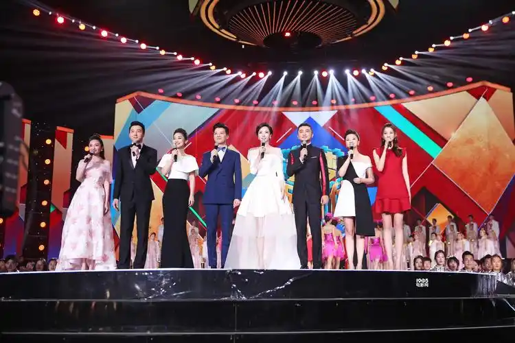 关晓彤主持央视五四晚会 身穿红裙"少女感"十足