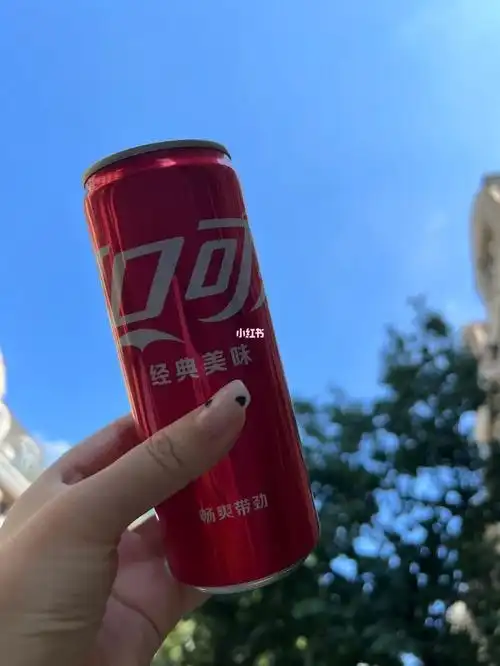 终于有可乐喝了 阴凉处的天空 灰蒙蒙的蓝