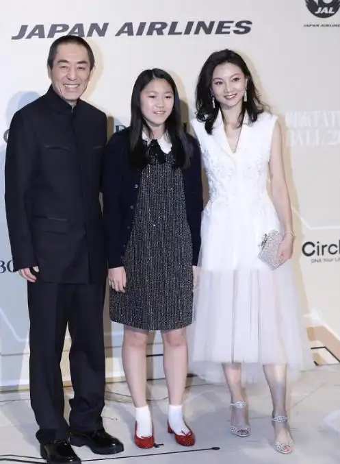 陈婷今年38岁,脸上胶原蛋白满满,皮肤细腻紧致,完全没有岁月的痕迹.