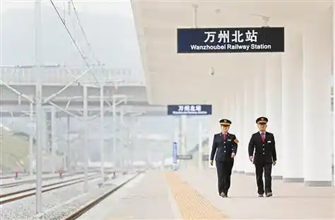 渝万高铁万州北站,工作人员正在站台内巡视.