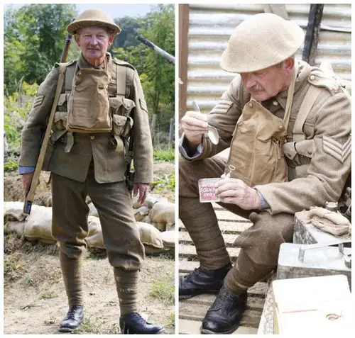 罗伯特肖身穿军服在战壕中吃饭,他希望这个项目能帮助人们了解一战时