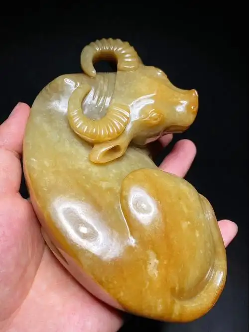 清乾隆和田玉籽料黄玉玉牛卧牛大摆件