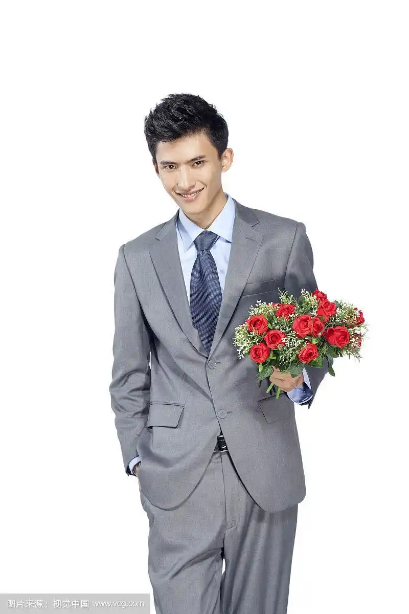 手拿鲜花的商务男士