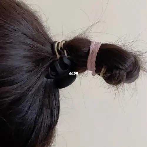 运动的长发女孩可以人手一个