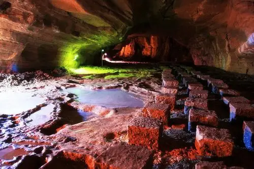 中国目前最大溶洞,可容纳上百万人,因门票小贵而去的人不多