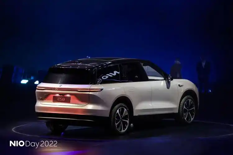 造型方面,全新es8采用了更加简洁的设计语言"design for ad",线条的