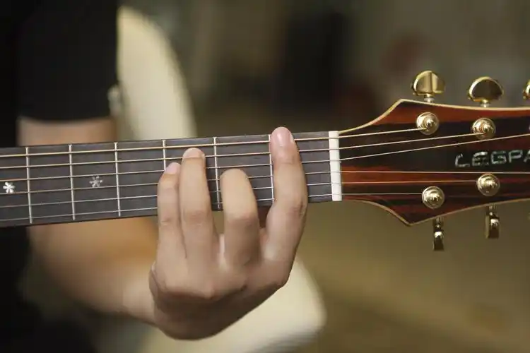 【和弦按法手型示范】f大横按 - 民谣吉他 - 吉他社