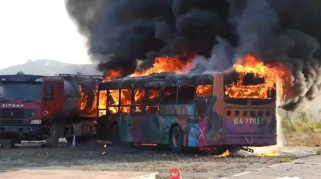 两人已经阻止了公交车和油罐车相撞,没想到车还是在跨江大桥上爆炸了