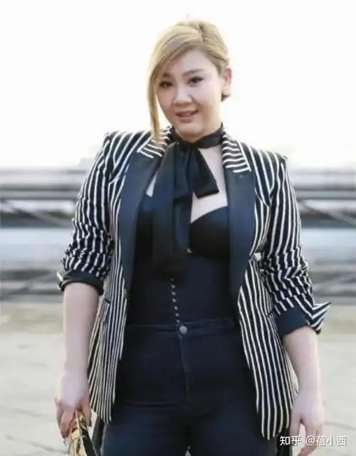 郑欣宜减肥成功穿衣风格大变穿皮衣配紧身裤看着只有120斤了