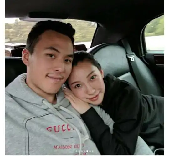 赌王千金何超莲开店自做活招牌邀谢霆锋,胞弟何猷启疑奉子成婚